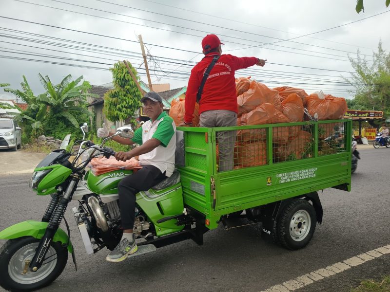 Foto/Dok Istimewa: Pengawas Lapangan DLH Sumenep yang sedang mengangkut sampah dengan motor VIAR DLH. @sumber_RADAR9.ID