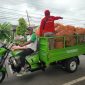Foto/Dok Istimewa: Pengawas Lapangan DLH Sumenep yang sedang mengangkut sampah dengan motor VIAR DLH. @sumber_RADAR9.ID