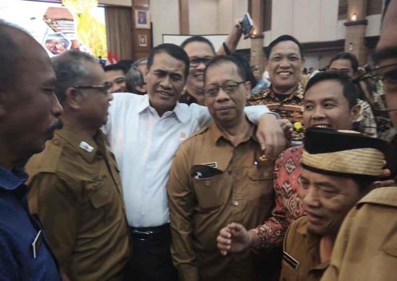 Foto/Dok : Momen akrab Mentan Amran Sulaiman gandeng Kepala DKPP Sumenep di tengah Koordinasi Strategis Pertanian 2026. @sumber_RADAR9.ID
