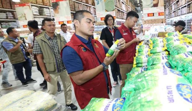 Foto/Dok : Jajaran Polda Jatim cek izin edar dan mutu pangan jelang lebaran. @sumber_RADAR9.ID (Kaperwil Jatim)