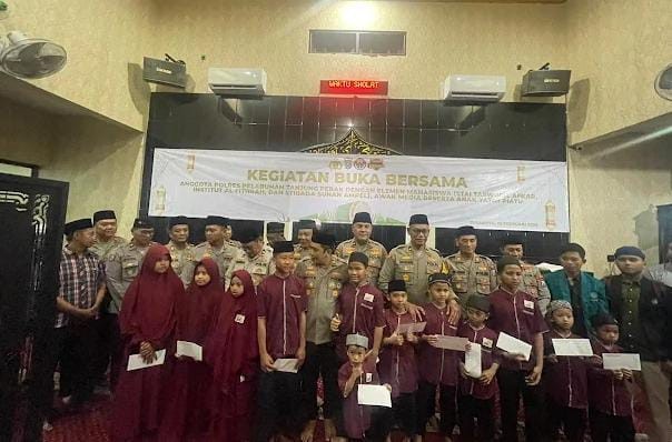 Foto/Dok : Jajaran Polres Tanjung Perak dalam kegiatan buka bersama dan santunan dengan  mahasiswa, insan pers dan puluhan anak yatim. @sumber_RADAR9.ID/Kaperwil Jatin