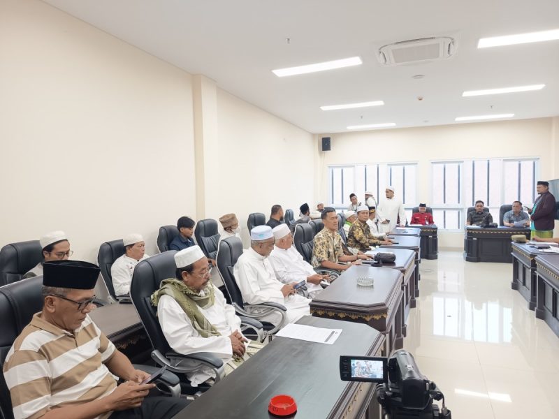 Foto Istimewa : Dr. Moh. Zeinudin, S.H.,S.H.I., M.Hum., LL.M., bersama para Kiai, Habib serta tokoh Ormas Islam, saat audensi di DPRD Sumenep. Dok. RADAR9.ID/Pimpinan Redaksi 