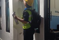 Foto/Dok : Tampak petugas PLN Ambunten tengah melaksanakan tugas. @Sumber_RADAR9.ID