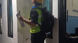 Foto/Dok : Tampak petugas PLN Ambunten tengah melaksanakan tugas. @Sumber_RADAR9.ID