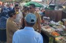 Foto: Tim Pengendalian Inflasi Daerah (TPID) Sumenep bersama jajaran OPD, Bulog, dan Polres melakukan pemantauan harga serta ketersediaan bahan pokok di Pasar Anom menjelang Idulfitri 1447 Hijriah, Selasa (17/3/2026). Pemerintah memastikan stok aman meski sejumlah komoditas mengalami kenaikan harga. Dokumentasi RADAR9.ID.