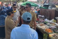 Foto: Tim Pengendalian Inflasi Daerah (TPID) Sumenep bersama jajaran OPD, Bulog, dan Polres melakukan pemantauan harga serta ketersediaan bahan pokok di Pasar Anom menjelang Idulfitri 1447 Hijriah, Selasa (17/3/2026). Pemerintah memastikan stok aman meski sejumlah komoditas mengalami kenaikan harga. Dokumentasi RADAR9.ID.