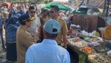 Foto: Tim Pengendalian Inflasi Daerah (TPID) Sumenep bersama jajaran OPD, Bulog, dan Polres melakukan pemantauan harga serta ketersediaan bahan pokok di Pasar Anom menjelang Idulfitri 1447 Hijriah, Selasa (17/3/2026). Pemerintah memastikan stok aman meski sejumlah komoditas mengalami kenaikan harga. Dokumentasi RADAR9.ID.