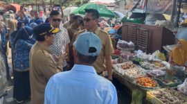 Foto: Tim Pengendalian Inflasi Daerah (TPID) Sumenep bersama jajaran OPD, Bulog, dan Polres melakukan pemantauan harga serta ketersediaan bahan pokok di Pasar Anom menjelang Idulfitri 1447 Hijriah, Selasa (17/3/2026). Pemerintah memastikan stok aman meski sejumlah komoditas mengalami kenaikan harga. Dokumentasi RADAR9.ID.