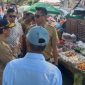 Foto: Tim Pengendalian Inflasi Daerah (TPID) Sumenep bersama jajaran OPD, Bulog, dan Polres melakukan pemantauan harga serta ketersediaan bahan pokok di Pasar Anom menjelang Idulfitri 1447 Hijriah, Selasa (17/3/2026). Pemerintah memastikan stok aman meski sejumlah komoditas mengalami kenaikan harga. Dokumentasi RADAR9.ID.