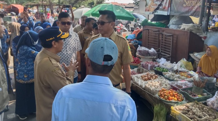 Foto: Tim Pengendalian Inflasi Daerah (TPID) Sumenep bersama jajaran OPD, Bulog, dan Polres melakukan pemantauan harga serta ketersediaan bahan pokok di Pasar Anom menjelang Idulfitri 1447 Hijriah, Selasa (17/3/2026). Pemerintah memastikan stok aman meski sejumlah komoditas mengalami kenaikan harga. Dokumentasi RADAR9.ID.
