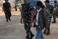 Foto: Pangdam Kodam V/Brawijaya Mayjen TNI Rudy Saladin bersama penggagas EduFarming, Fauzi “Mami Muda”, saat meninjau langsung lokasi pengembangan EduFarming di Desa Matanair, Kecamatan Rubaru, Kabupaten Sumenep. Dok. RADAR9.ID