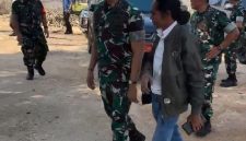 Foto: Pangdam Kodam V/Brawijaya Mayjen TNI Rudy Saladin bersama penggagas EduFarming, Fauzi “Mami Muda”, saat meninjau langsung lokasi pengembangan EduFarming di Desa Matanair, Kecamatan Rubaru, Kabupaten Sumenep. Dok. RADAR9.ID