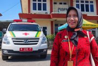 Foto: dr. Erliyati berdampingan dengan Mobil Layanan Antar Pasien Sehat (La Sehat) milik RSUD Sumenep di halaman rumah sakit. Dokumentasi RADAR9.ID/Istimewa.
