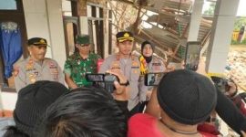 Foto: Kapolres Sumenep Anang Hardiyanto, turun langsung bersama jajaran saat melakukan olah TKP di lokasi ledakan yang diduga berasal dari mercon di Dusun Pajung, Desa Bantelan, Kecamatan Batuputih. Dok. RADAR9.ID.