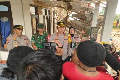 Foto: Kapolres Sumenep Anang Hardiyanto, turun langsung bersama jajaran saat melakukan olah TKP di lokasi ledakan yang diduga berasal dari mercon di Dusun Pajung, Desa Bantelan, Kecamatan Batuputih. Dok. RADAR9.ID.