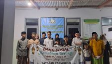 Foto: Pengurus Yayasan Tarmoedji bersama redaksi LensaMadura.com berfoto dengan anak-anak yatim usai penyerahan santunan di Yayasan Al-Istiqomah. Dok. RADAR9.ID.