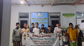 Foto: Pengurus Yayasan Tarmoedji bersama redaksi LensaMadura.com berfoto dengan anak-anak yatim usai penyerahan santunan di Yayasan Al-Istiqomah. Dok. RADAR9.ID.