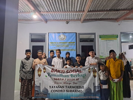 Foto: Pengurus Yayasan Tarmoedji bersama redaksi LensaMadura.com berfoto dengan anak-anak yatim usai penyerahan santunan di Yayasan Al-Istiqomah. Dok. RADAR9.ID.