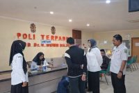 Foto: Direktur RSUD Moh Anwar Sumenep, dr. Erliyati, M.Kes., bersama Kepala Bidang Pelayanan saat melakukan monitoring di ruang poli guna memastikan dan meningkatkan mutu layanan kesehatan.