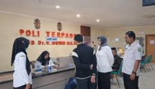 Foto: Direktur RSUD Moh Anwar Sumenep, dr. Erliyati, M.Kes., bersama Kepala Bidang Pelayanan saat melakukan monitoring di ruang poli guna memastikan dan meningkatkan mutu layanan kesehatan.