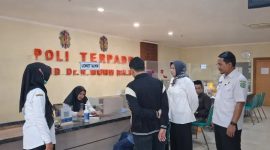 Foto: Direktur RSUD Moh Anwar Sumenep, dr. Erliyati, M.Kes., bersama Kepala Bidang Pelayanan saat melakukan monitoring di ruang poli guna memastikan dan meningkatkan mutu layanan kesehatan.