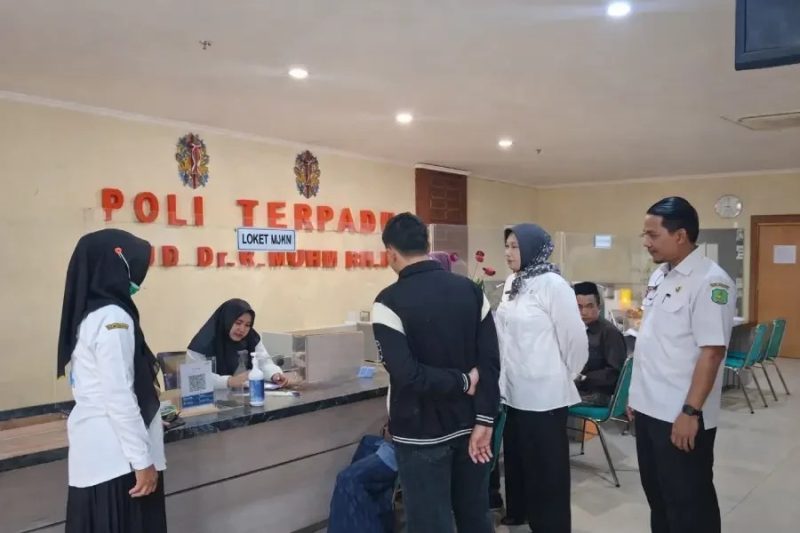 Foto: Direktur RSUD Moh Anwar Sumenep, dr. Erliyati, M.Kes., bersama Kepala Bidang Pelayanan saat melakukan monitoring di ruang poli guna memastikan dan meningkatkan mutu layanan kesehatan.