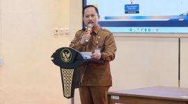 Foto: Kepala Bappeda Sumenep, Arif Firmanto, menerima penghargaan dari Pemerintah Kabupaten Sumenep atas komitmen dan konsistensinya dalam mengawal Pengarusutamaan Gender (PUG) sebagai strategi pembangunan yang inklusif dan berkeadilan. Dokumentasi RADAR9.ID.