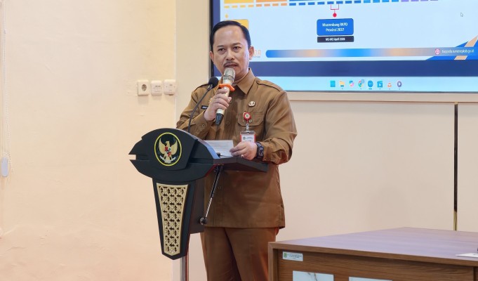 Foto: Kepala Bappeda Sumenep, Arif Firmanto, menerima penghargaan dari Pemerintah Kabupaten Sumenep atas komitmen dan konsistensinya dalam mengawal Pengarusutamaan Gender (PUG) sebagai strategi pembangunan yang inklusif dan berkeadilan. Dokumentasi RADAR9.ID.