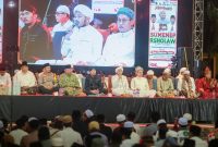 Foto : Dr. H. Achmad Fauzi Wongsojudo, S.H., M.H., dengan para tokoh ulama, Kepolisian dan TNI di atas panggung dalam acara bersalawat di bulan Ramadhan 2026. Dok. RADAR9.ID/Istimewa 