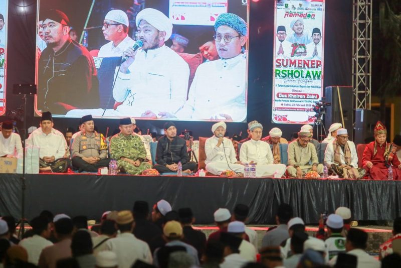 Foto : Dr. H. Achmad Fauzi Wongsojudo, S.H., M.H., dengan para tokoh ulama, Kepolisian dan TNI di atas panggung dalam acara bersalawat di bulan Ramadhan 2026. Dok. RADAR9.ID/Istimewa 