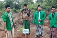 Foto Istimewa: Ketua Komunitas Pencinta Lingkungan Hidup bersama Ketua PC Gerakan Pemuda Ansor Sumenep beserta jajaran pengurus saat kegiatan penghijauan di Desa Gelugur, Kecamatan Batuan. Dok. RADAR9.ID/Kabiro Sumenep.