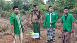 Foto Istimewa: Ketua Komunitas Pencinta Lingkungan Hidup bersama Ketua PC Gerakan Pemuda Ansor Sumenep beserta jajaran pengurus saat kegiatan penghijauan di Desa Gelugur, Kecamatan Batuan. Dok. RADAR9.ID/Kabiro Sumenep.