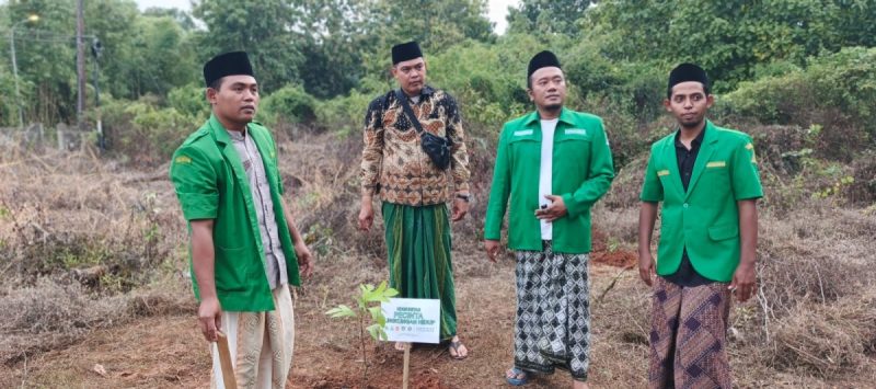 Foto Istimewa: Ketua Komunitas Pencinta Lingkungan Hidup bersama Ketua PC Gerakan Pemuda Ansor Sumenep beserta jajaran pengurus saat kegiatan penghijauan di Desa Gelugur, Kecamatan Batuan. Dok. RADAR9.ID/Kabiro Sumenep.