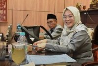 Foto: Anggota Komisi IV DPRD Sumenep, Virzannida Busyro, saat memberikan keterangan di ruang kerjanya terkait persoalan stunting di Kabupaten Sumenep. Dok. RADAR9.ID/Istimewa.