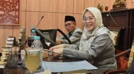 Foto: Anggota Komisi IV DPRD Sumenep, Virzannida Busyro, saat memberikan keterangan di ruang kerjanya terkait persoalan stunting di Kabupaten Sumenep. Dok. RADAR9.ID/Istimewa.