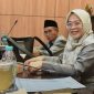Foto: Anggota Komisi IV DPRD Sumenep, Virzannida Busyro, saat memberikan keterangan di ruang kerjanya terkait persoalan stunting di Kabupaten Sumenep. Dok. RADAR9.ID/Istimewa.