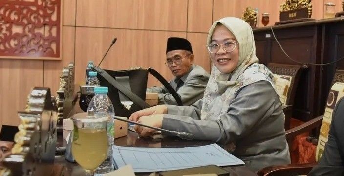 Foto: Anggota Komisi IV DPRD Sumenep, Virzannida Busyro, saat memberikan keterangan di ruang kerjanya terkait persoalan stunting di Kabupaten Sumenep. Dok. RADAR9.ID/Istimewa.
