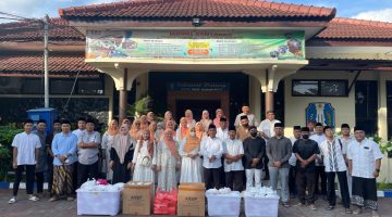 Foto: Jajaran UPT Pengelolaan Pendapatan Daerah (PPD) Sumenep bersama Dharma Wanita Persatuan (DWP) UPT PPD Sumenep saat melakukan persiapan pembagian takjil kepada pengguna jalan di depan Kantor Samsat Sumenep. Dok. RADAR9.ID/Pimpinan Redaksi.