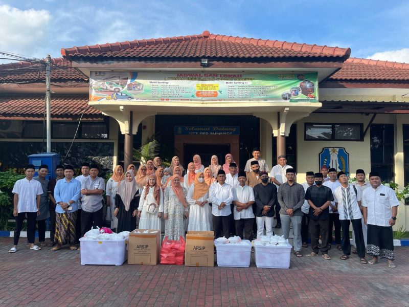 Foto: Jajaran UPT Pengelolaan Pendapatan Daerah (PPD) Sumenep bersama Dharma Wanita Persatuan (DWP) UPT PPD Sumenep saat melakukan persiapan pembagian takjil kepada pengguna jalan di depan Kantor Samsat Sumenep. Dok. RADAR9.ID/Pimpinan Redaksi.