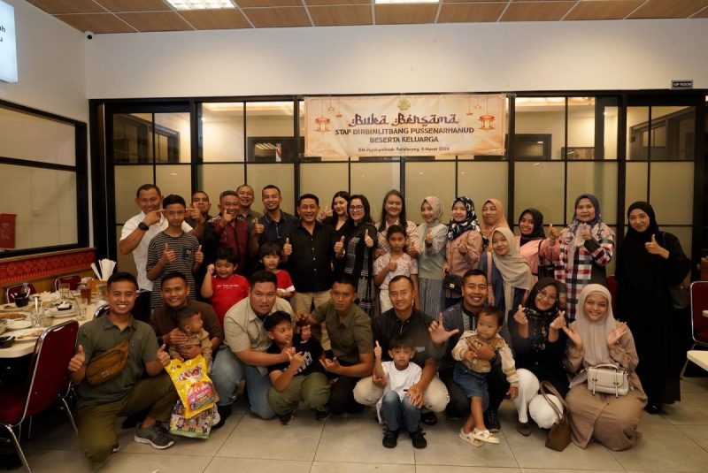 Foto Istimewa: Direktur Binlitbang Pusat Kesenjataan Arhanud, Sonny Septiono, bersama keluarga dan jajaran staf saat menghadiri kegiatan buka puasa bersama dan kultum di Kota Baru Parahyangan, Kabupaten Bandung Barat, Rabu (4/3/2026). Dok. RADAR9.ID/Pimpinan Redaksi.