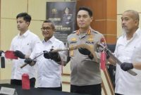 Foto Istimewa: Kabid Humas Polda Jatim, Kombes Pol Abast, menunjukkan barang bukti hasil pengungkapan kasus kepada awak media. Dok. RADAR9.ID/Kaperwil Jatim.