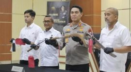 Foto Istimewa: Kabid Humas Polda Jatim, Kombes Pol Abast, menunjukkan barang bukti hasil pengungkapan kasus kepada awak media. Dok. RADAR9.ID/Kaperwil Jatim.