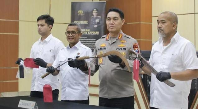 Foto Istimewa: Kabid Humas Polda Jatim, Kombes Pol Abast, menunjukkan barang bukti hasil pengungkapan kasus kepada awak media. Dok. RADAR9.ID/Kaperwil Jatim.