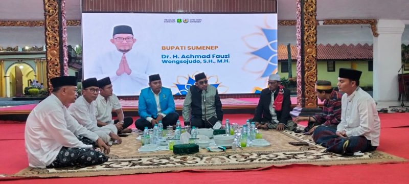 Foto: Bupati Achmad Fauzi Wongsojudo bersama Ketua DPD Komite Nasional Pemuda Indonesia Kabupaten Sumenep menghadiri silaturahmi dan buka puasa bersama yang melibatkan tokoh masyarakat di Pendopo Agung Keraton Sumenep. Dok. RADAR9.ID.
