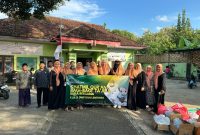Foto Istimewa: Kepala KUA Kecamatan Lenteng, Zainori, S.Ag., M.Si., bersama jajaran pegawai dan Dharma Wanita Persatuan (DWP) KUA Lenteng saat melakukan persiapan kegiatan pembagian takjil kepada masyarakat di depan Kantor KUA Lenteng. Dok. RADAR9.ID 