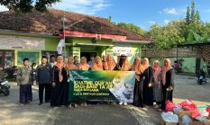 KUA Lenteng Bersama DWP Berbagi Takjil kepada Pengendara yang Melintas di Depan Kantor KUA