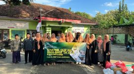 Foto Istimewa: Kepala KUA Kecamatan Lenteng, Zainori, S.Ag., M.Si., bersama jajaran pegawai dan Dharma Wanita Persatuan (DWP) KUA Lenteng saat melakukan persiapan kegiatan pembagian takjil kepada masyarakat di depan Kantor KUA Lenteng. Dok. RADAR9.ID 