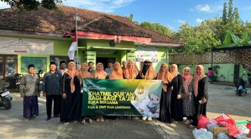 Foto Istimewa: Kepala KUA Kecamatan Lenteng, Zainori, S.Ag., M.Si., bersama jajaran pegawai dan Dharma Wanita Persatuan (DWP) KUA Lenteng saat melakukan persiapan kegiatan pembagian takjil kepada masyarakat di depan Kantor KUA Lenteng. Dok. RADAR9.ID 