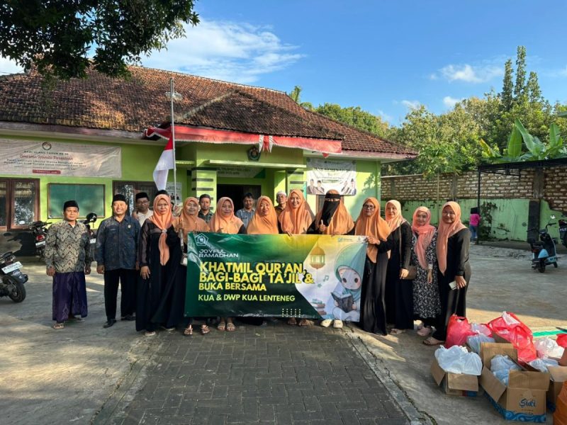 Foto Istimewa: Kepala KUA Kecamatan Lenteng, Zainori, S.Ag., M.Si., bersama jajaran pegawai dan Dharma Wanita Persatuan (DWP) KUA Lenteng saat melakukan persiapan kegiatan pembagian takjil kepada masyarakat di depan Kantor KUA Lenteng. Dok. RADAR9.ID 