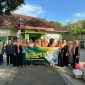 Foto Istimewa: Kepala KUA Kecamatan Lenteng, Zainori, S.Ag., M.Si., bersama jajaran pegawai dan Dharma Wanita Persatuan (DWP) KUA Lenteng saat melakukan persiapan kegiatan pembagian takjil kepada masyarakat di depan Kantor KUA Lenteng. Dok. RADAR9.ID 